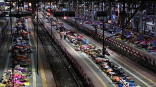 रविवारी दिवसभर मुंबईत पावसाची रिपरिप सुरूच होती. त्यामुळे अनेक मराठ्यांनी विश्रांतीसाठी रेल्वेस्थानकाचा ताबा घेतला. (छायाचित्र लोकसत्ता)