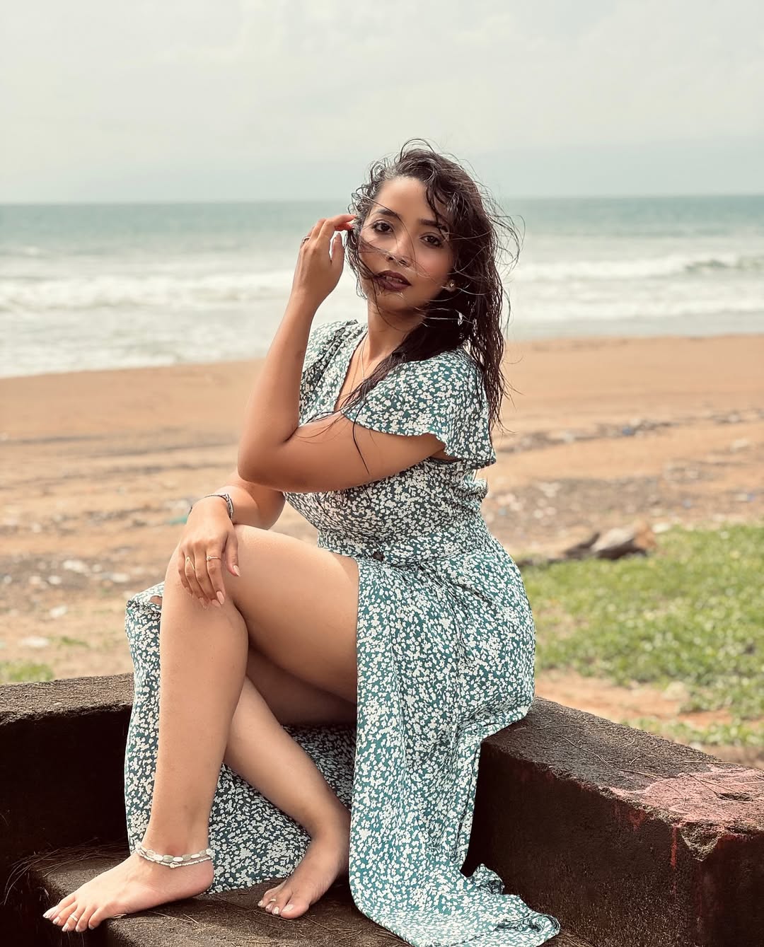 marathi actress ishaa sanjay beach photoshoot