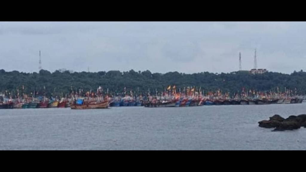 82 fishing boats from Gujarat with 658 sailors have arrived at Devgad port for safety
