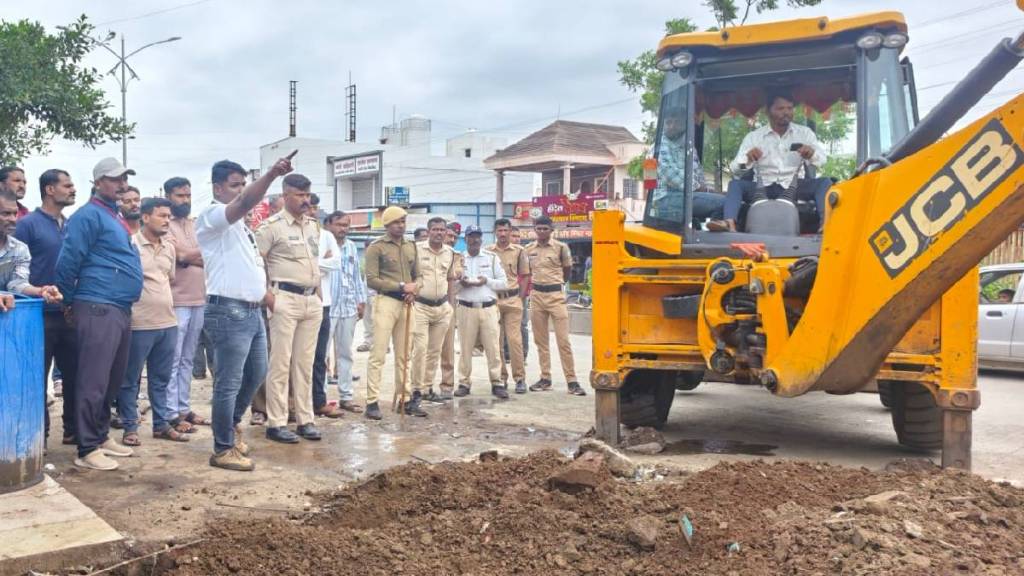 Satara: Encroachments along the road were removed at Mhaswad