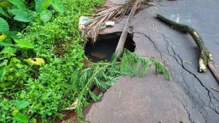 mumbai goa old highway damaged near kolgaon traffic diverted to single lane sawantwadi heavy traffic jam