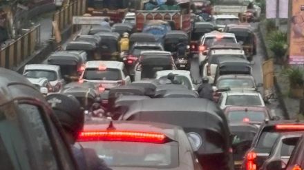 mumbai rain traffic jam live updates heavy rain causes waterlogging traffic disruption