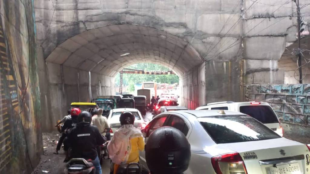 Traffic jam again after heavy rains, water accumulated under the subway