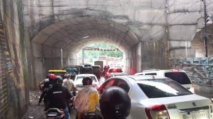 Traffic jam again after heavy rains, water accumulated under the subway Traffic jam again after heavy rains, water accumulated under the subway
