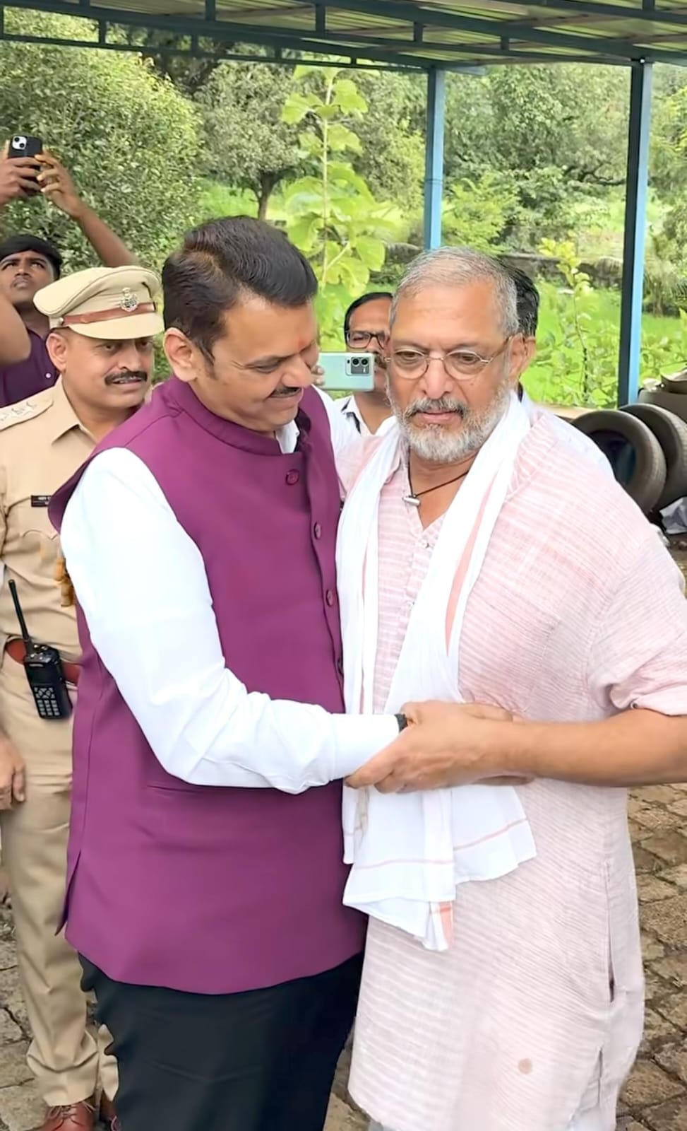 cm devendra fadnavis visit nana patekar home for ganpati festival