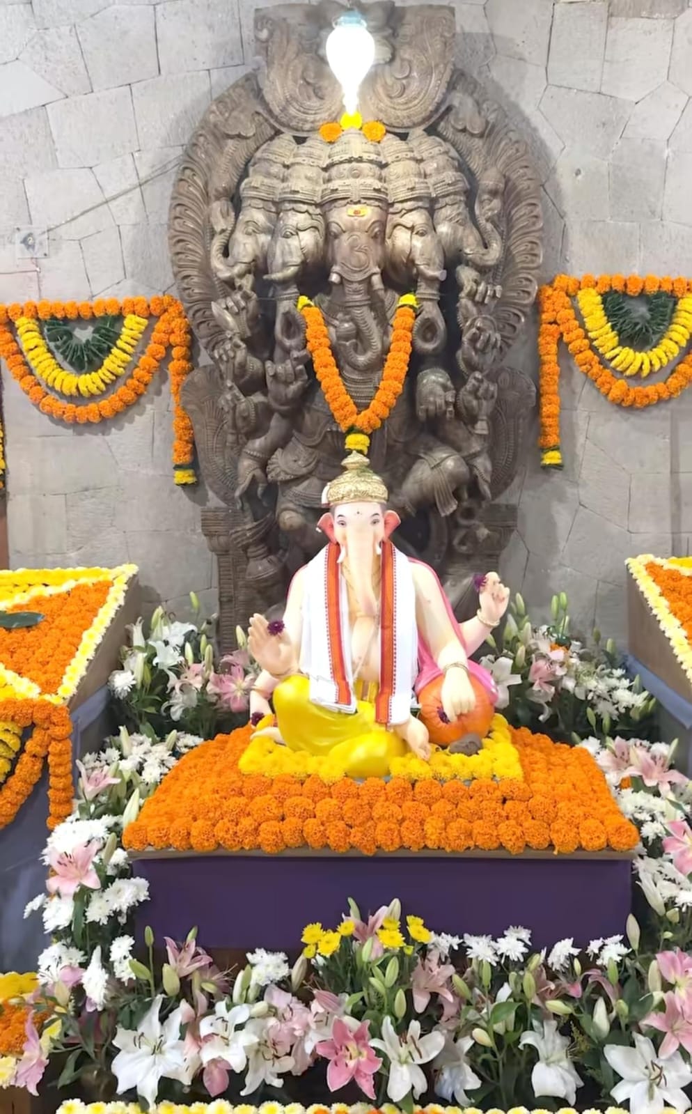 cm devendra fadnavis visit nana patekar home for ganpati festival