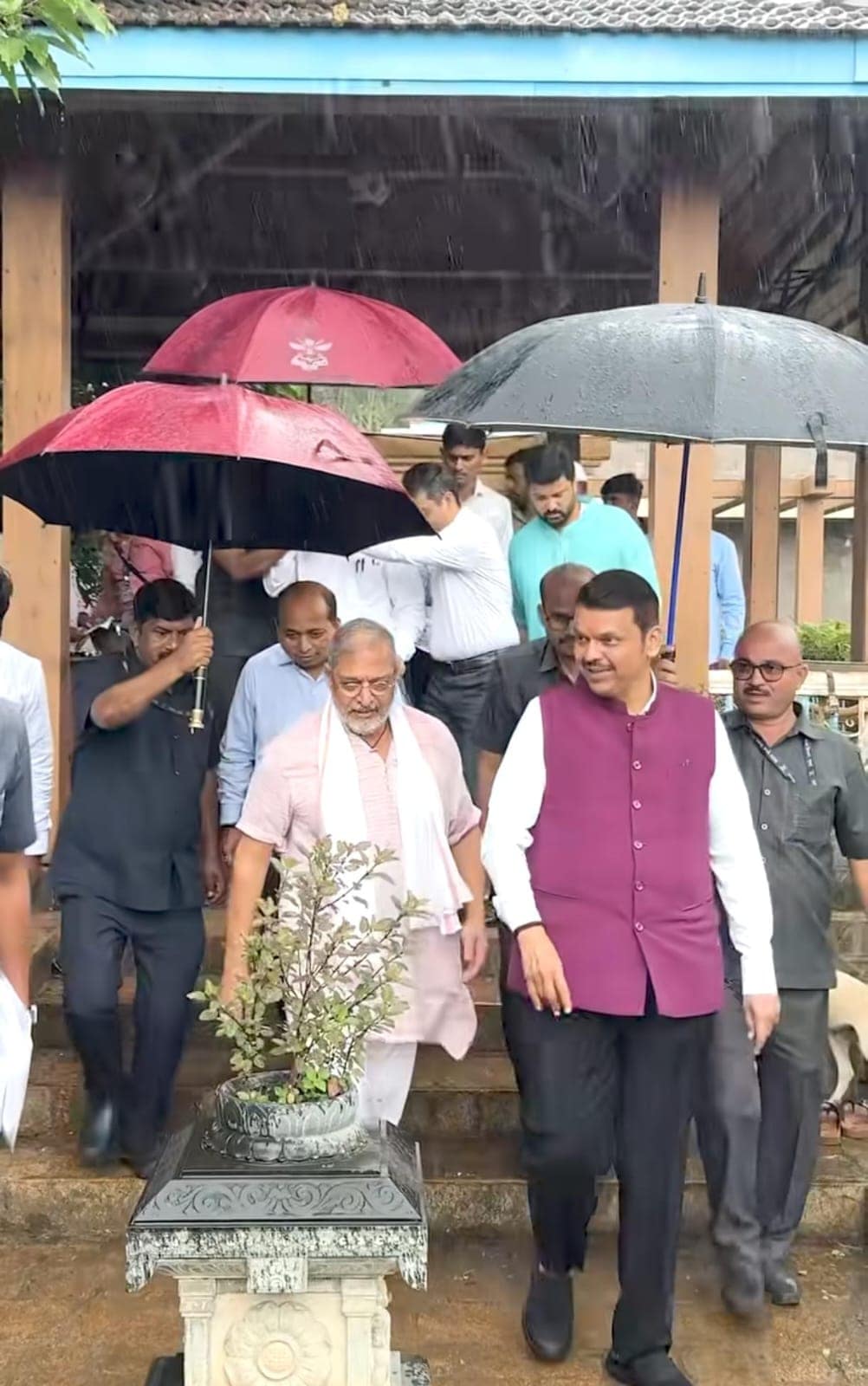 cm devendra fadnavis visit nana patekar home for ganpati festival