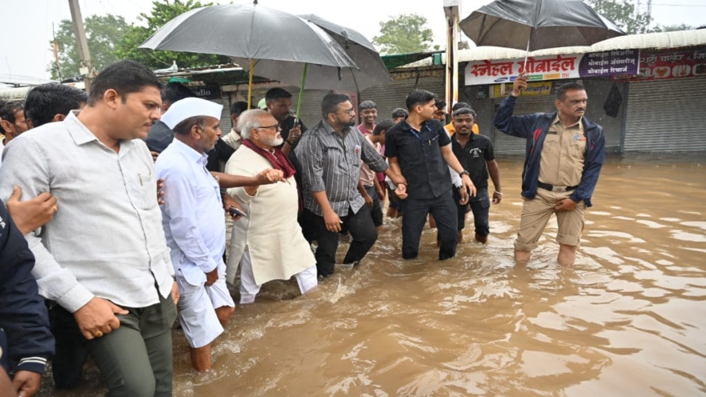 nashik chhagan bhujbal on ground steps into flood water to help victims
