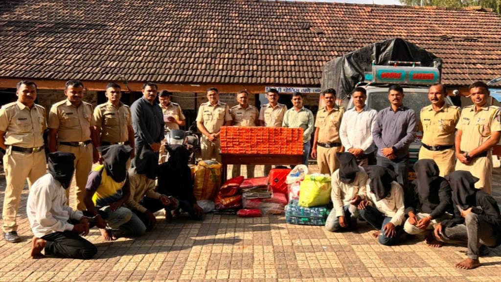 nashik dindori police arrest gang looting vehicles at sawala ghat