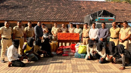 nashik dindori police arrest gang looting vehicles at sawala ghat