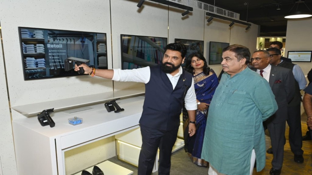 तंत्रज्ञानाचा प्रवास मांडणारे पांचजन्य अनुभव केंद्र कंपनीने सुरू केले असून, त्याचे उद्घाटन गडकरी यांच्या हस्ते झाले. (छायाचित्र - लोकसत्ता टीम)