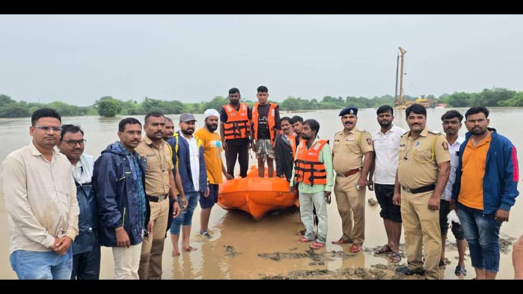 in parbhani Four workers rescued safely from floodwaters in Purna river due to heavy rain.