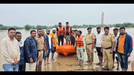 in parbhani Four workers rescued safely from floodwaters in Purna river due to heavy rain. in parbhani Four workers rescued safely from floodwaters in Purna river due to heavy rain.