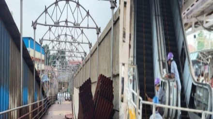 passengers struggle due to foot overbridge escalator work at dombivli station