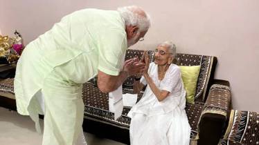 pm modi and heeraben modi