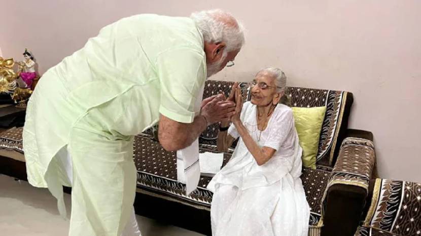 pm modi and heeraben modi