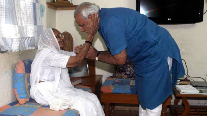 pm narendra modi and hiraben photo