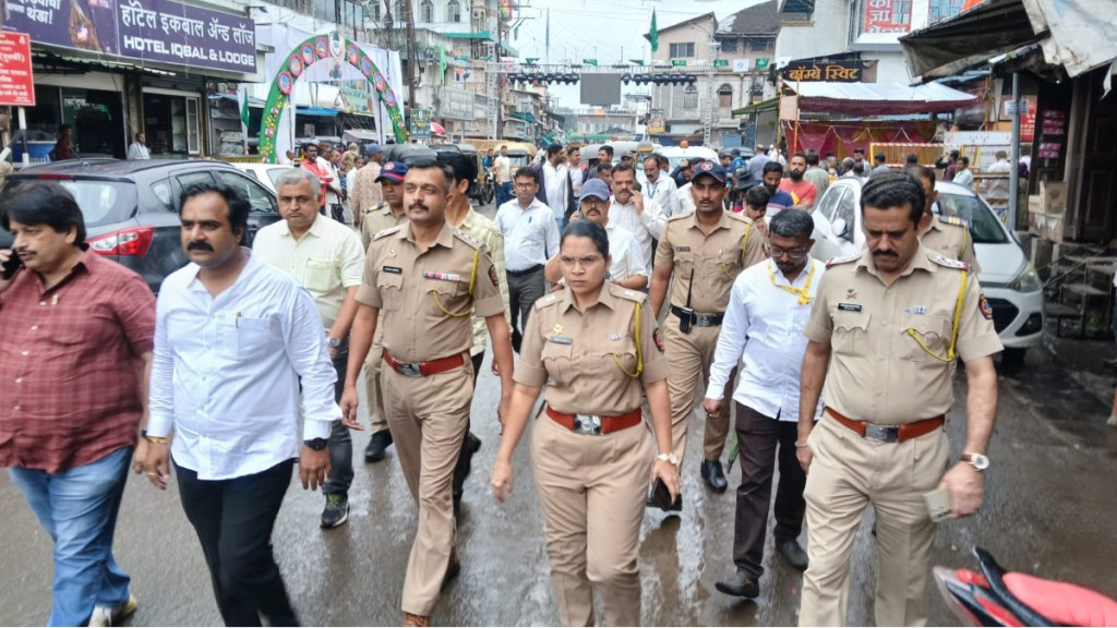 police and public upset over visarjan route condition in nashik