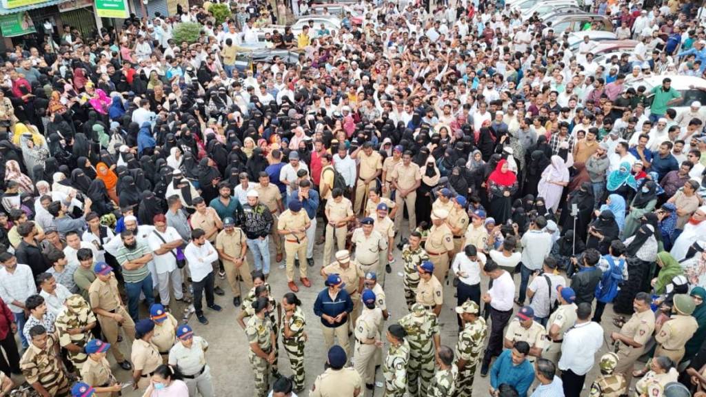 protest against demolition in Mumbra