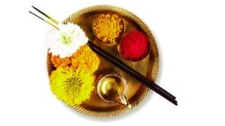 लोक लौकिक: गंध साठवून घेताना…