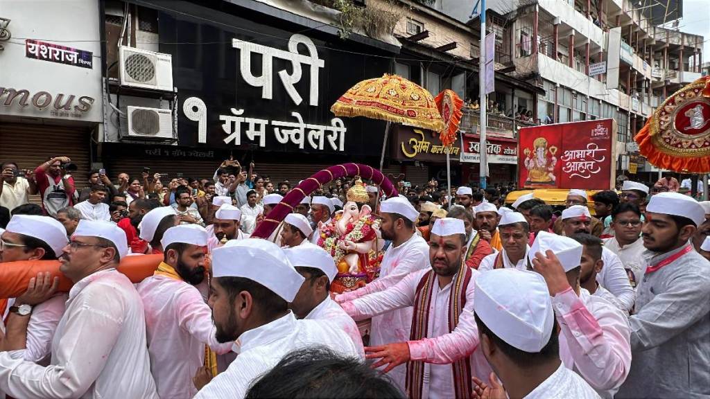 Pune immersion procession continues even after 23 hours