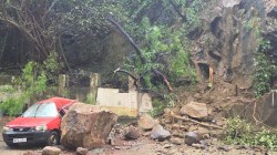 पवई टेकडीवरील धोकादायक दगड खाली कोसळले; तीन मोटारींचे नुकसान…