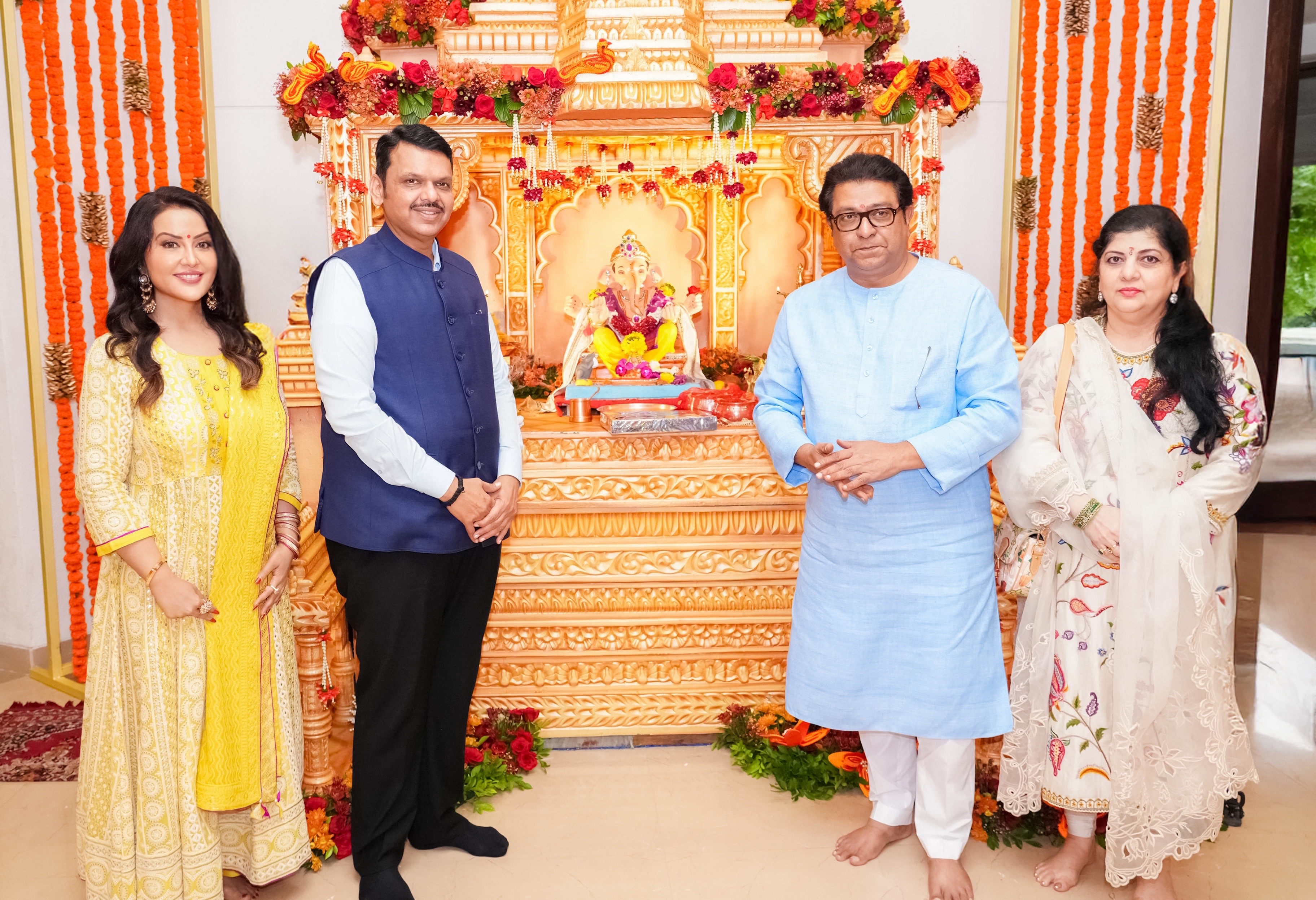 raj Thackeray visits cm Devendra fadanvis varsha baunglow for Ganpati darshan