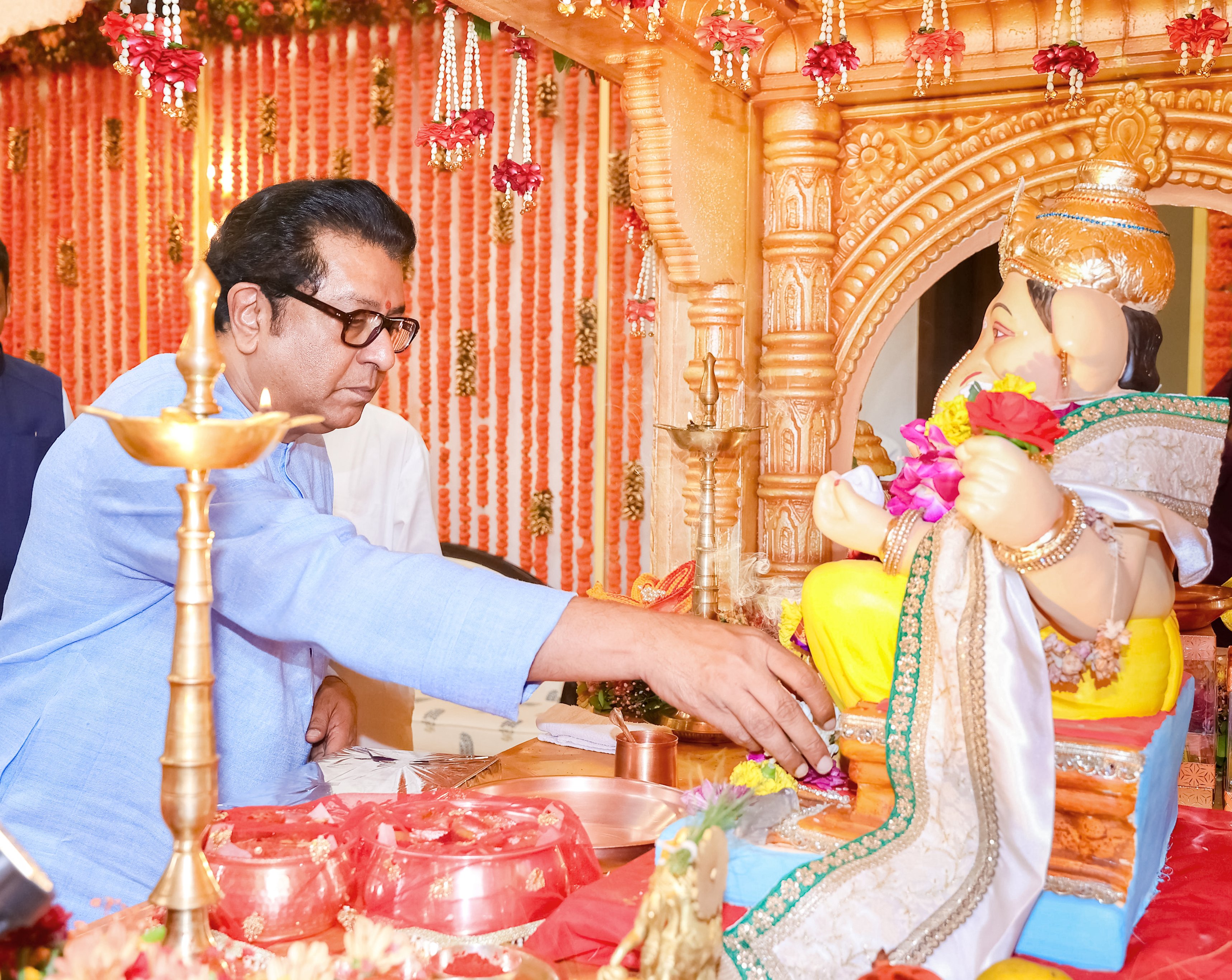 raj Thackeray visits cm Devendra fadanvis varsha baunglow for Ganpati darshan