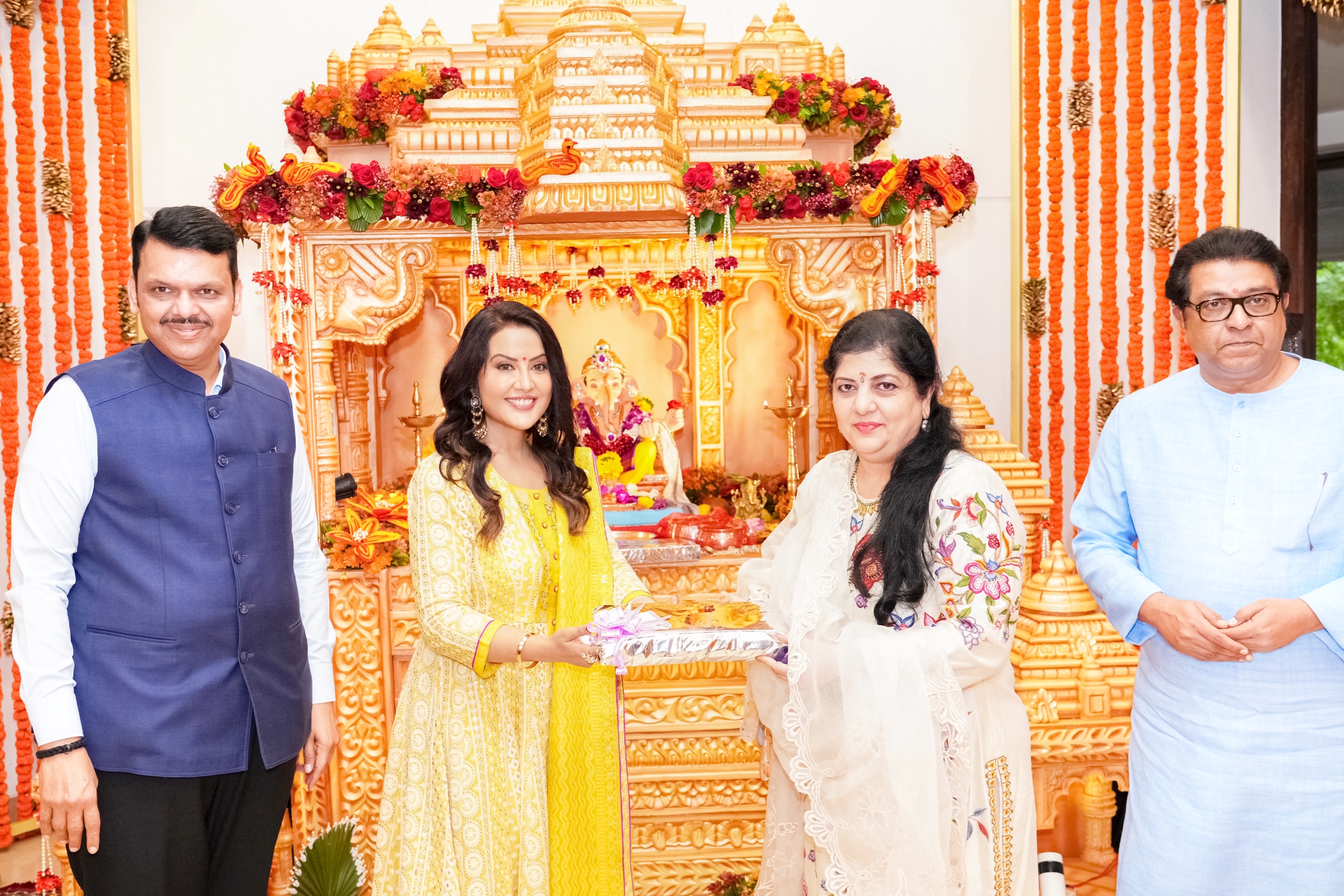 raj Thackeray visits cm Devendra fadanvis varsha baunglow for Ganpati darshan