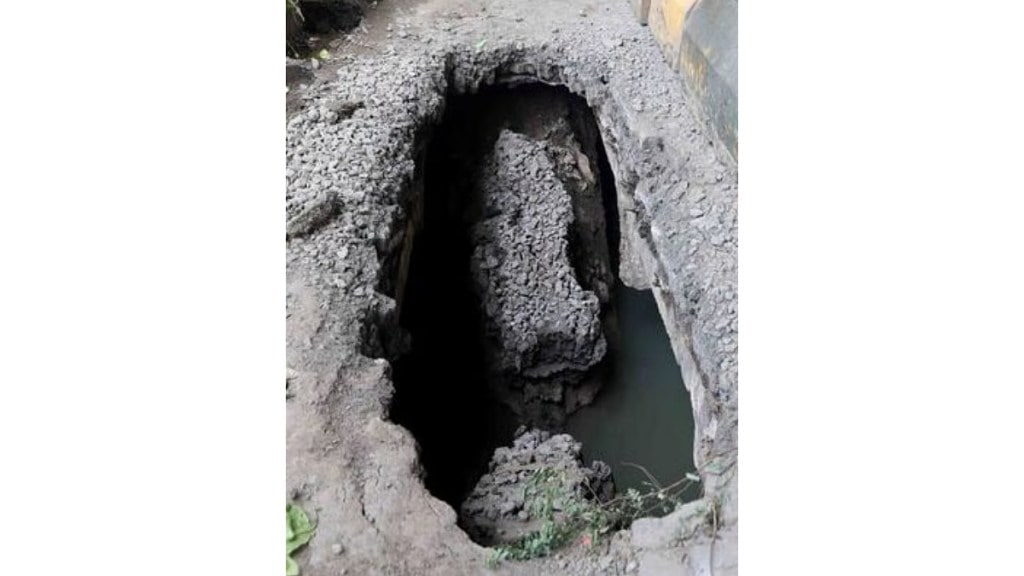 road collapse near atal setu in sewri