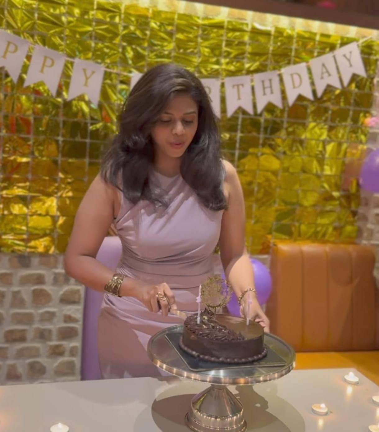 marathi actress rutuja bagwe celebrate birthday in her own restaurant