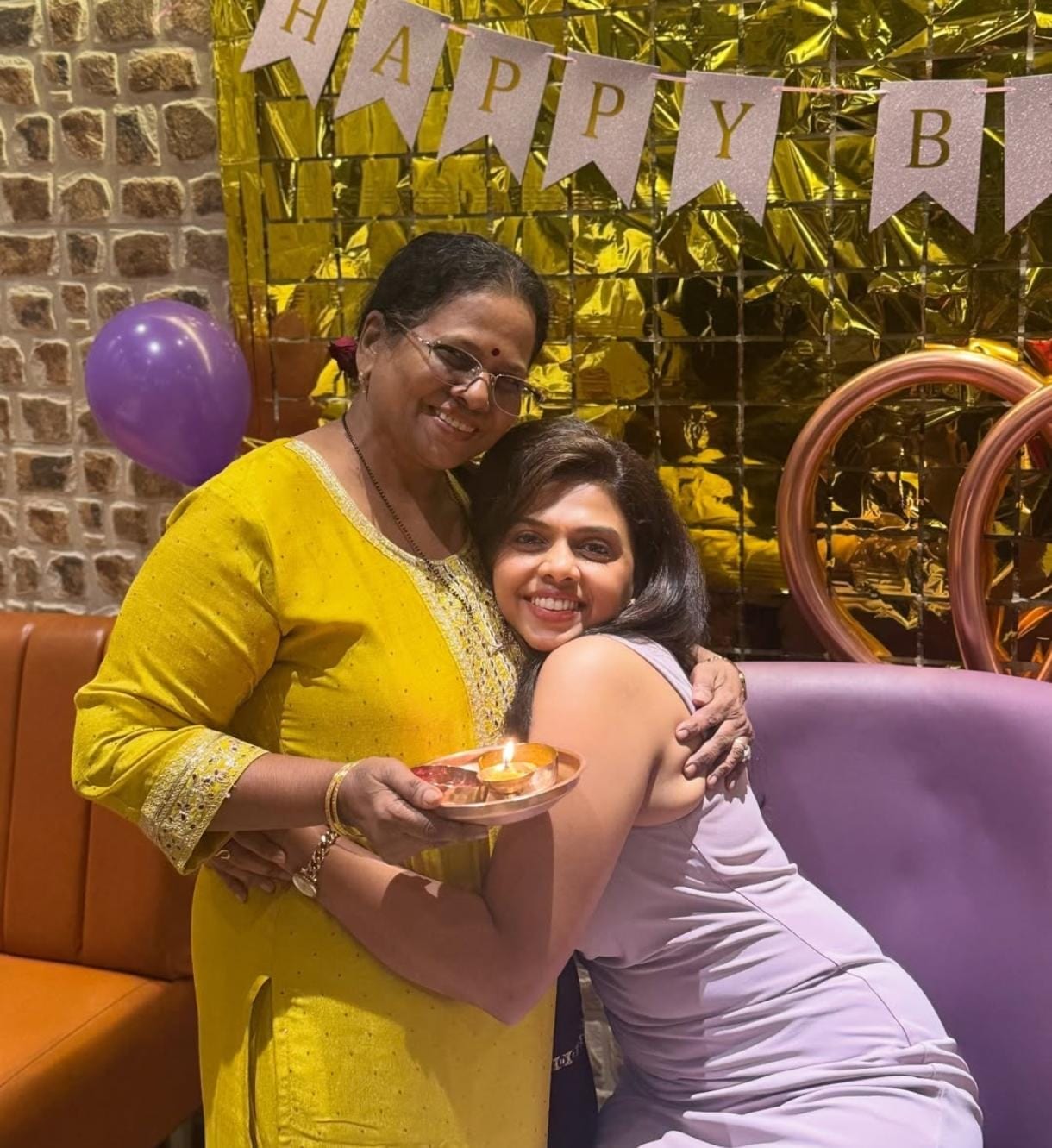 marathi actress rutuja bagwe celebrate birthday in her own restaurant