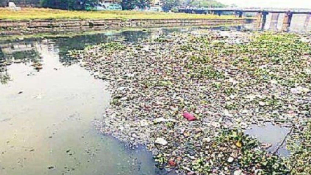 Sewage overflows in the area due to a burst sewer in the police colony in Shivajinagar pune print news