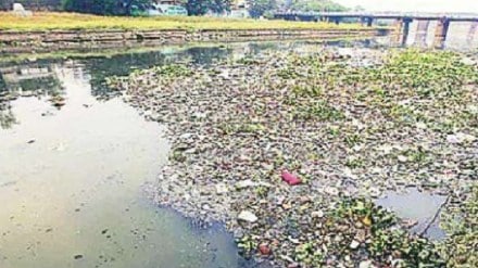 Sewage overflows in the area due to a burst sewer in the police colony in Shivajinagar pune print news Sewage overflows in the area due to a burst sewer in the police colony in Shivajinagar pune print news