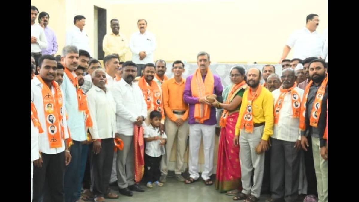 Hundreds of activists from 10 villages of the Patankar group joined the Shiv Sena