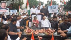 शरद पवार यांच्यासमोर जीपवर कांद्यांचा ढीग…, खुल्या जीपमधून नाशिकमधील मोर्चात सहभागी