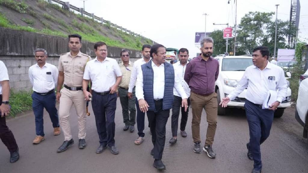 Shrirang Barne inspected the potholes on the Mumbai-Bangalore highway Pimpri chichwad