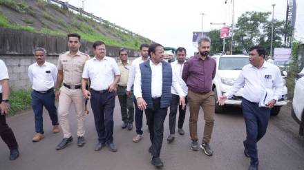 Shrirang Barne inspected the potholes on the Mumbai-Bangalore highway Pimpri chichwad