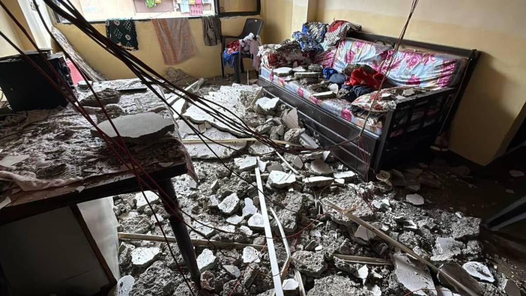 Slab of apartment building collapses in Vasai