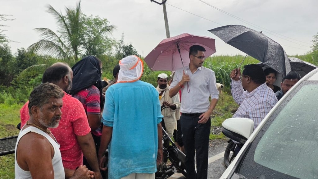 Solapur District Collector kumar ashirwad Reviews Rain Damage