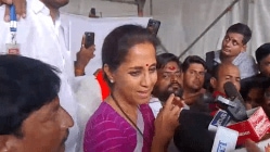 Supriya Sule : सुप्रिया सुळेंवर आंदोलकांचा रोष, गाडीवर पाण्याच्या बाटल्या फेकल्या; भूमिका स्पष्ट करण्याची मागणी