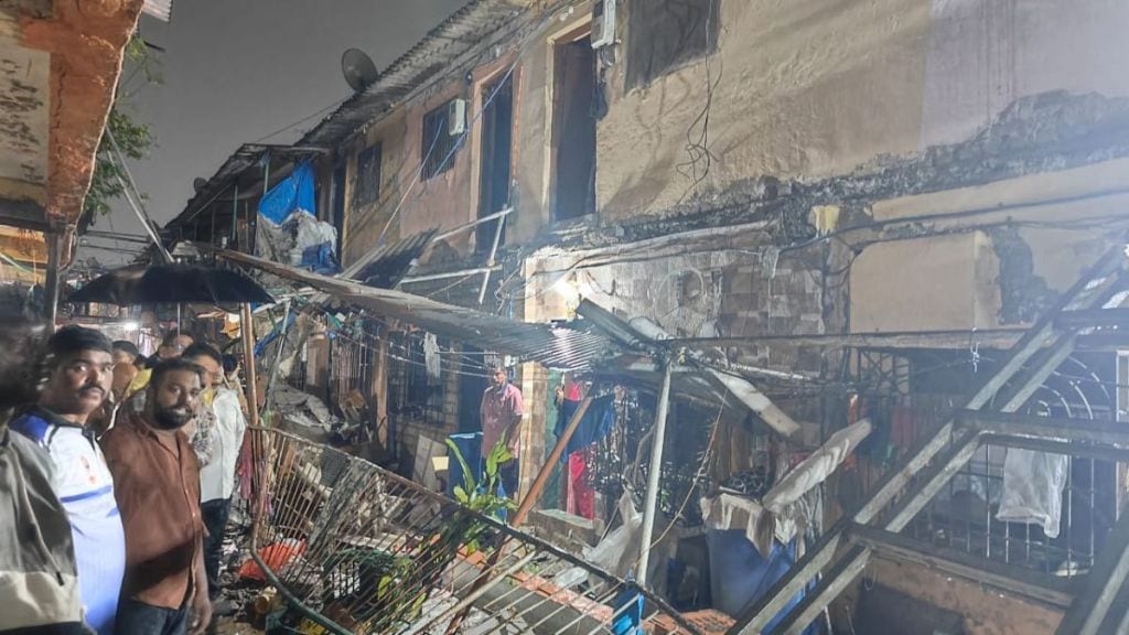 thane diva chawl balcony collapse 10 rescued 30 flats evacuated residents shifted