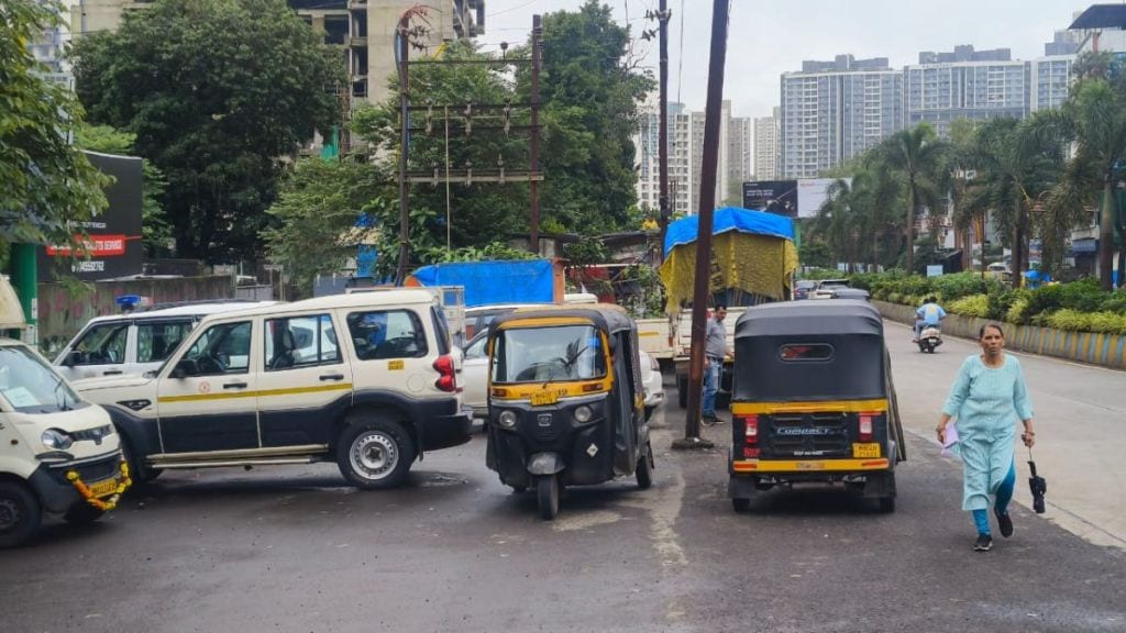 thane kolset road encroachment hawkers illegal parking airforce complaint ignored traffic tmc jam continues