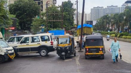 thane kolset road encroachment hawkers illegal parking airforce complaint ignored traffic tmc jam continues