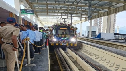 CM Inaugurates Thane Metro Trial