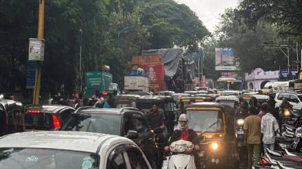 Traffic jam on the second day due to delay in pune Ganesh Visarjan 2025 procession pune print news
