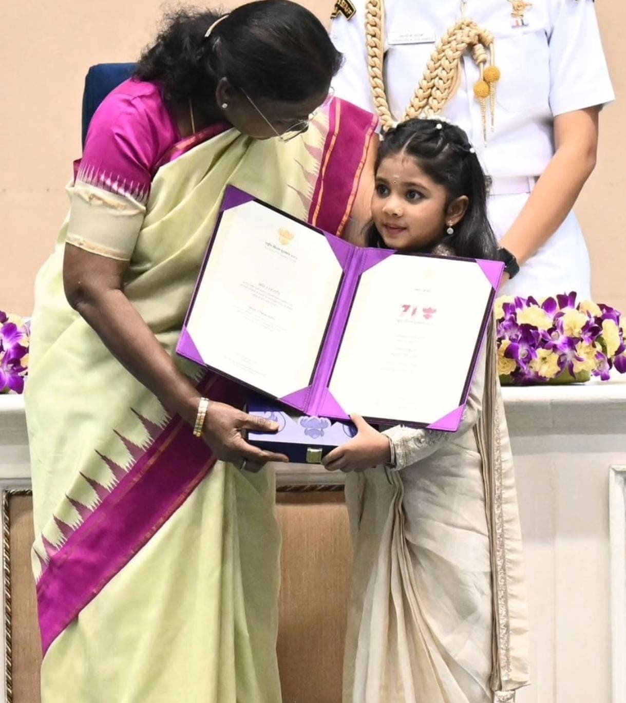 child actor treesha thosar meet shah rukh khan and other bollywood stars