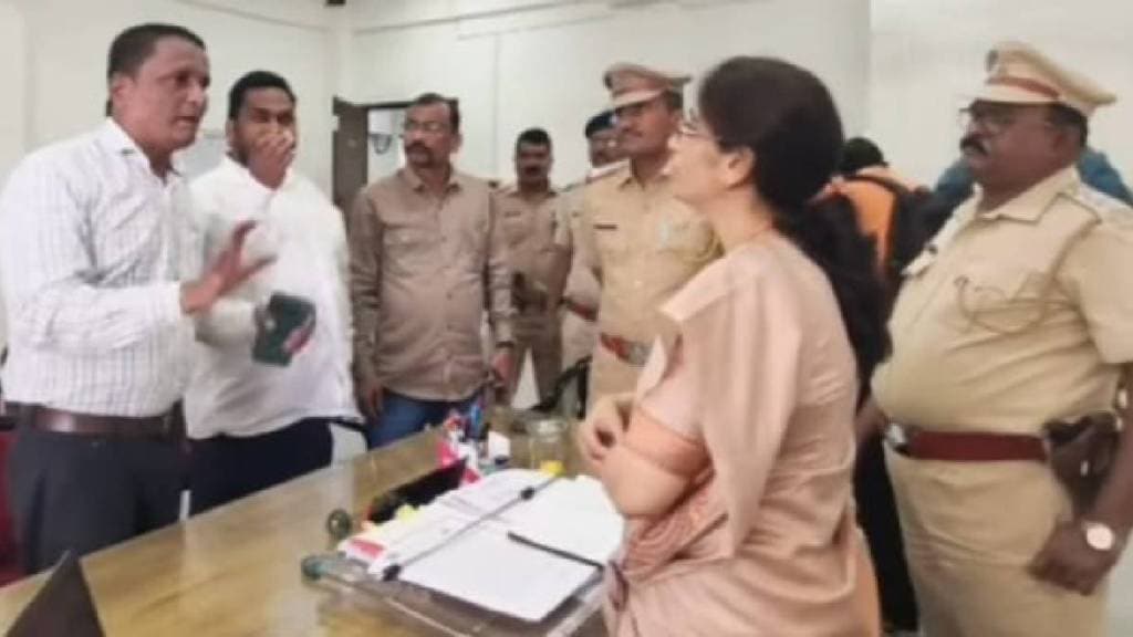 आरोग्य प्रमुखांच्या दालनात मृतांच्या नातेवाईकांचा ठिय्या (छायाचित्र - लोकसत्ता टीम)