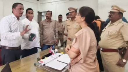 आरोग्य प्रमुखांच्या दालनात मृतांच्या नातेवाईकांचा ठिय्या (छायाचित्र - लोकसत्ता टीम)