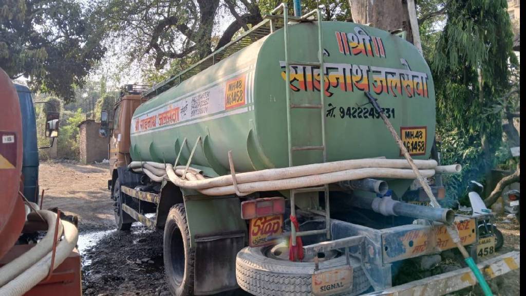 Thane Citizens suffer as they have to buy water through tankers